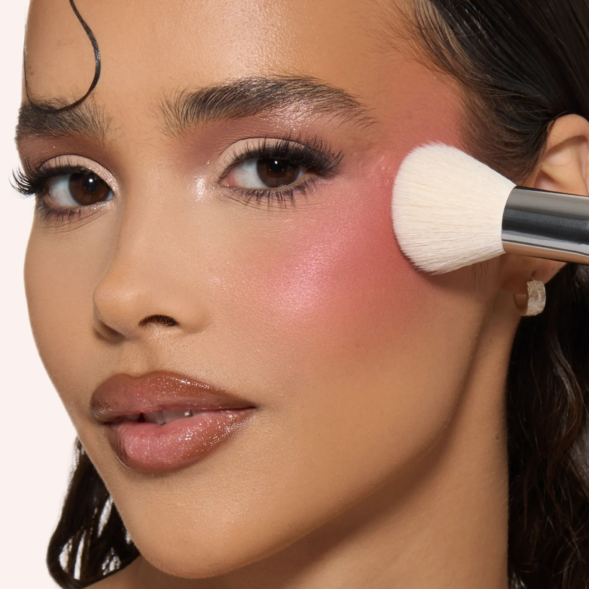 HUDA BEAUTY Diffusing Cheek Brush