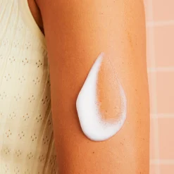 Isle of Paradise Glow Clear Self-Tanning Mousse - Light 200ml